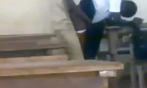 कक्षामा अफ्रिकी किशो ...