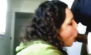 सेतो केटीले कडा कालो ...